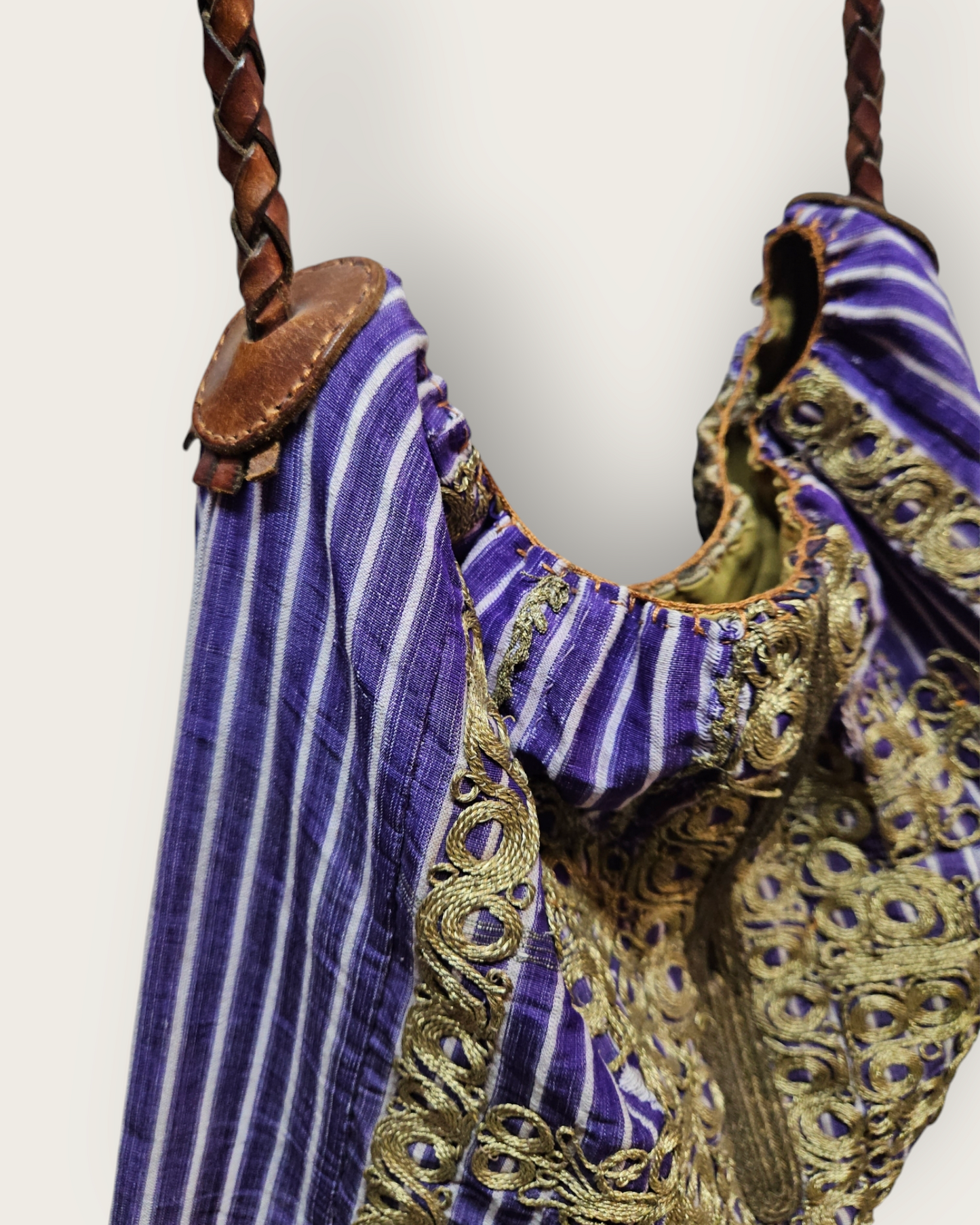 Kutnu, Embroidered and Leather Handle